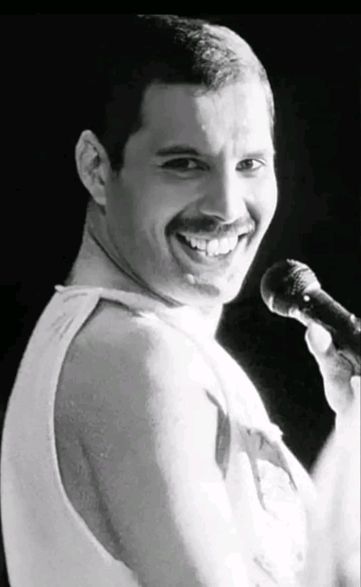 “The Reason We’re Successful, Darling? My Overall Charisma, Of Course”: A Witty, Dazzling Glimpse Into Freddie Mercury’s Enduring Confidence, Charisma, and the Magnetic Force That Made Queen Royalty