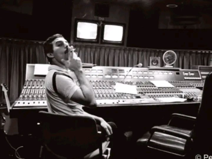 “Don’t Make Me Boring”: Queen Manager Jim Beach Reflects on the Unforgettable Genius, Eccentricity, and Loyalty of Freddie Mercury