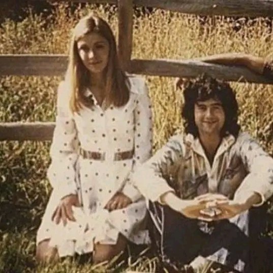 Behind the Riffs: Jimmy Page and Scarlett Sabet’s Quiet Romance Rooted in Art, Poetry, and Creative Devotion