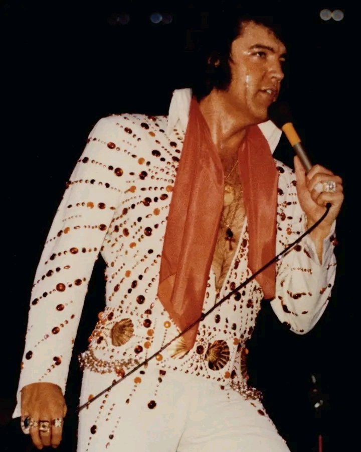 The King and the Couturier: Gianni Versace’s Admiration for Bill Belew and the Dream of Dressing Elvis Presley