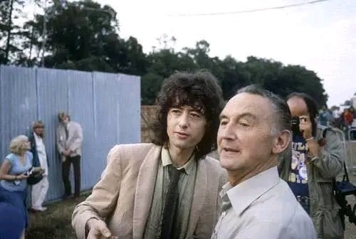 Strings, Silence, and a Father’s Pride: A Rare Glimpse of Jimmy Page with His Father Backstage at Knebworth, 1979