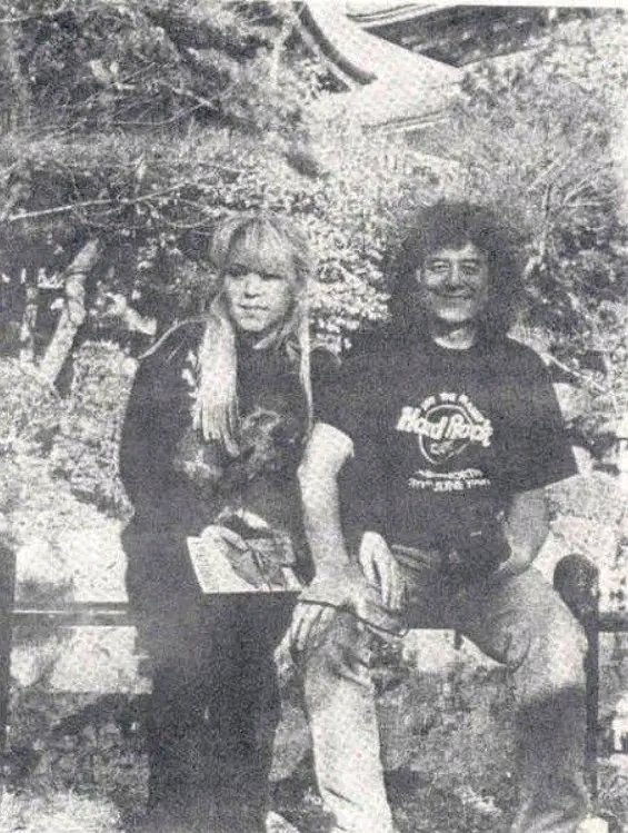 A Rare Glimpse Behind the Curtain of Jimmy Page and Patricia Ecker’s 1994 Visit to Japan, Offering a Quiet Moment of Elegance and Enigma in the Life of Led Zeppelin’s Legendary Guitarist
