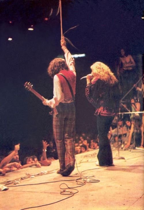 Tear Gas and Thunder: Robert Plant’s Ferocious Performance in Milan Amid Chaos on Led Zeppelin’s 1971 European Tour