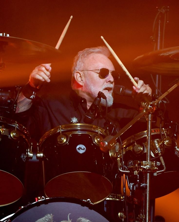 From Choir Stalls to Stadium Walls: How Roger Taylor Traded a Choral Scholarship for Rock Stardom with Queen