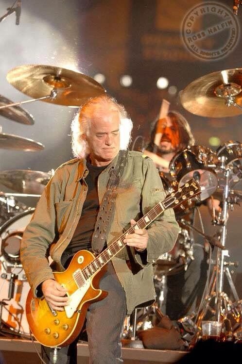 Dave Grohl’s favourite guitarist of all time: “A genius possessed on Jimmy page”